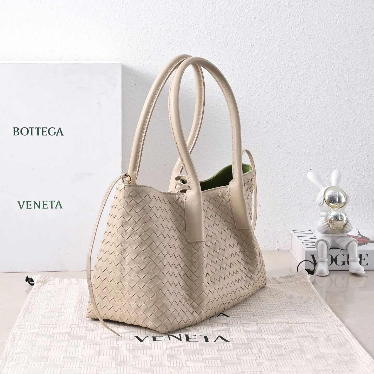 Batch 1860 Bv 2025 early spring series Pinacoteca medium tote handbag. The front is made of classic Intreccia woven cow leather. It is low-key and luxurious. The flip side is made of warm suede. It instantly switches to a lazy and casual style. It has a large interior capacity. It is no pressure to carry a computer for commuting. It is also thoughtfully matched with a small detachable bag. It is full of security. The woven texture is so delicate that you can't put it down. The highlight is that it is super versatile. Come and get your new bag😝 Model: 4371 Size: 34*20*14cm